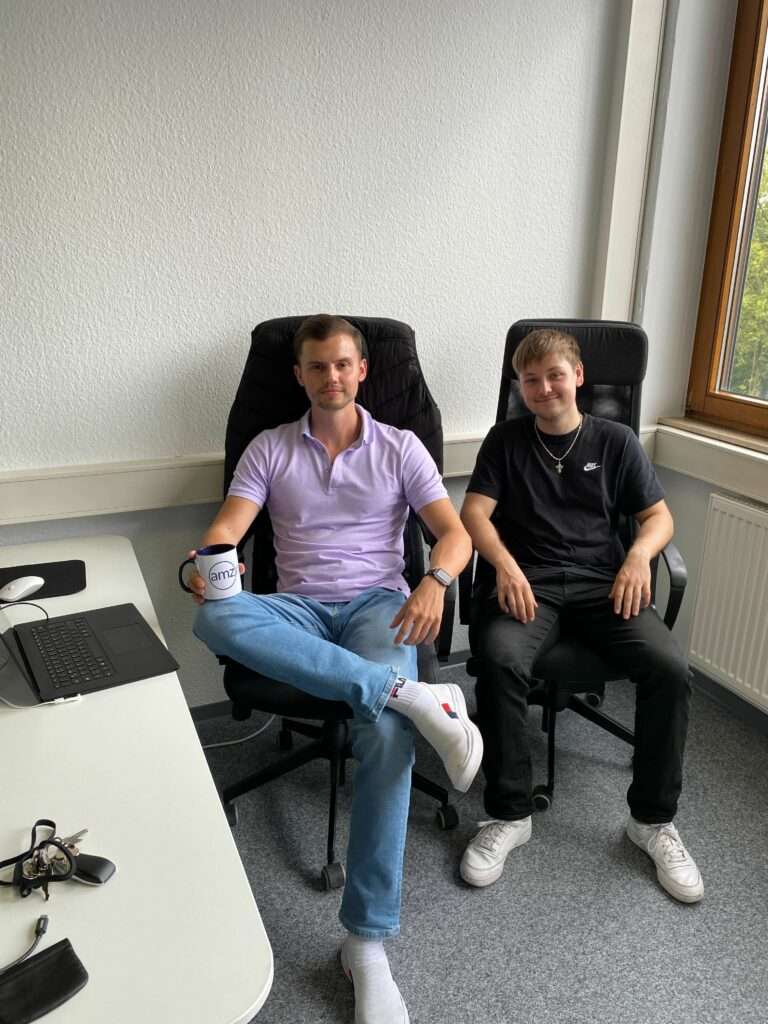 Daniel Romaschkin und Christian Wald, zwei Mitarbeiter von AMZManager, einer Amazon Marketing und PPC Agentur.